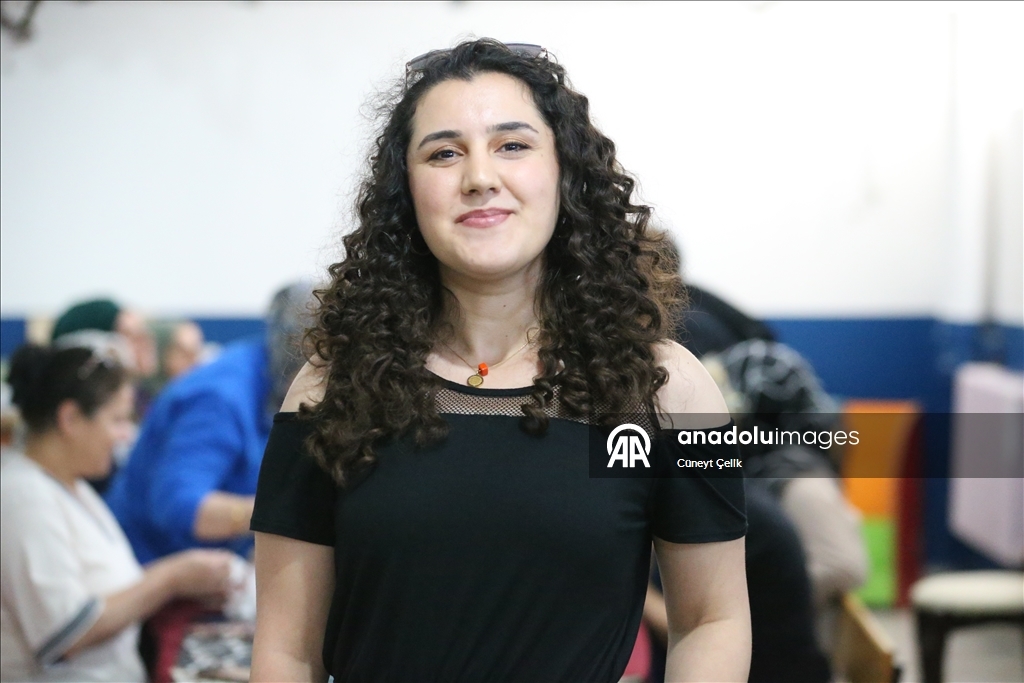 بحروف عربية.. نساء تركيات يحولن السجاد الرث إلى لوحات فنية