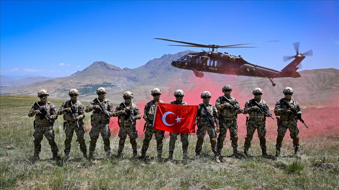 Özel harekat polisleri, zorlu tatbikat ve eğitimlerle göreve hazırlanıyor