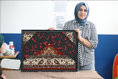 بحروف عربية.. نساء تركيات يحولن السجاد الرث إلى لوحات فنية