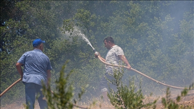 Manisa'da mahalle sakinleri orman yangınının evlerine ulaşmaması için seferber oldu