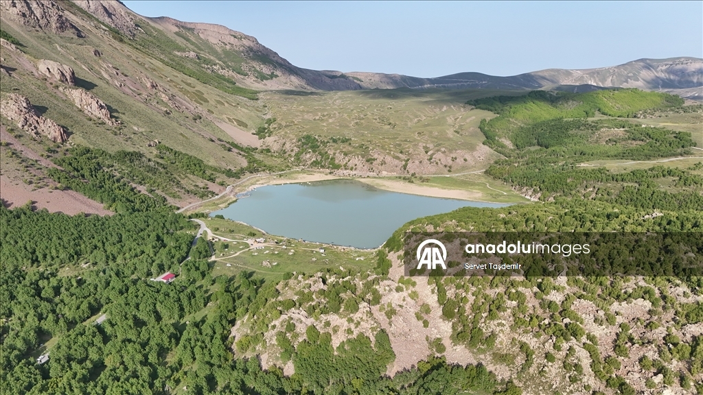 Nemrut Kalderası eşsiz güzellikleriyle ziyaretçilerini ağırlıyor