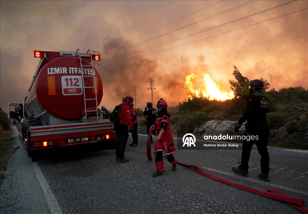 Çeşme'de ziraat alanında başlayıp ormana sıçrayan yangına müdahale ediliyor