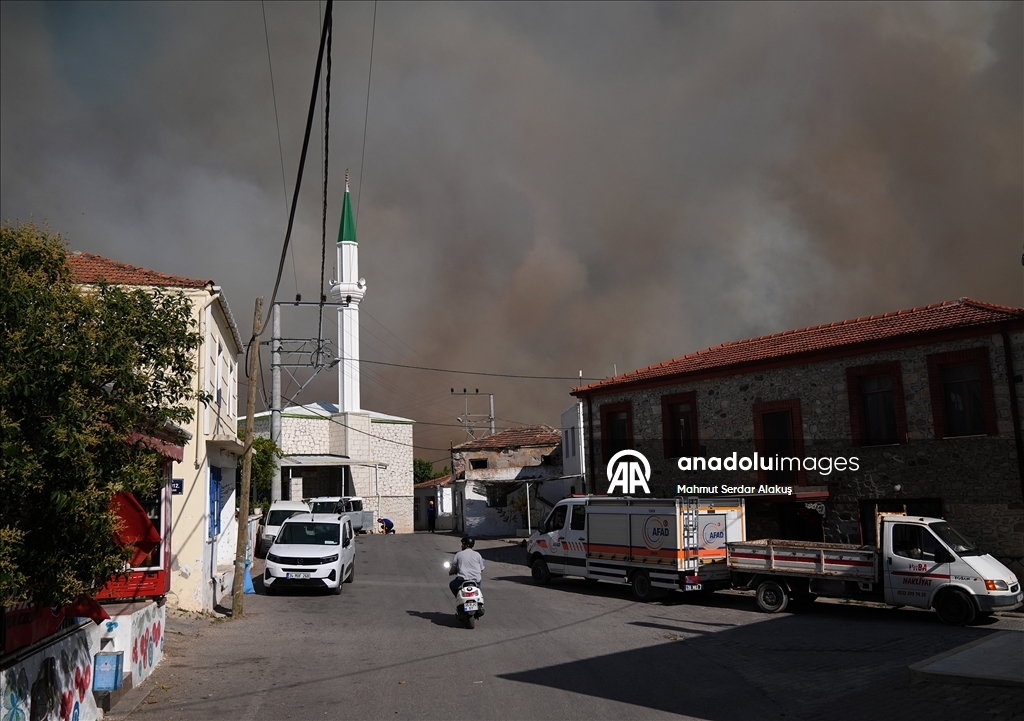 Çeşme'de ziraat alanında başlayıp ormana sıçrayan yangına müdahale ediliyor