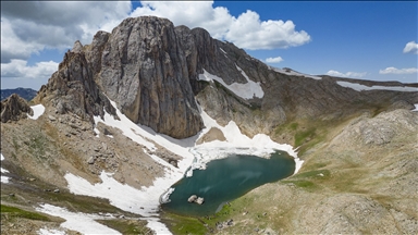Tunceli dağlarının zirvesindeki Buyer Gölü doğaseverlerin rotası oldu