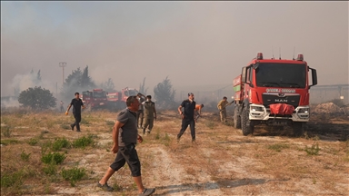 Çeşme'de ziraat alanında başlayıp ormana sıçrayan yangına müdahale ediliyor