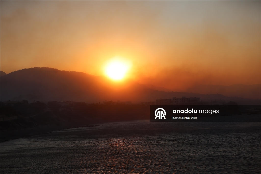 Yunanistan'ın Girit Adası'ndaki orman yangınını söndürme çalışmaları devam ediyor