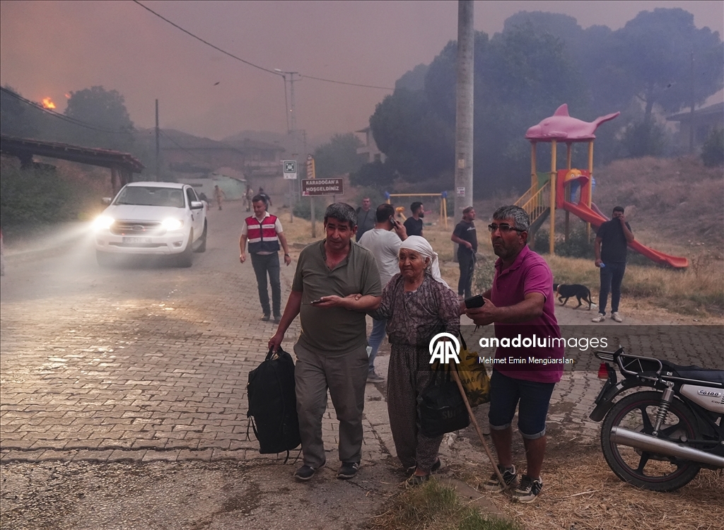 İzmir'in Ödemiş ilçesindeki orman yangınına müdahale sürüyor
