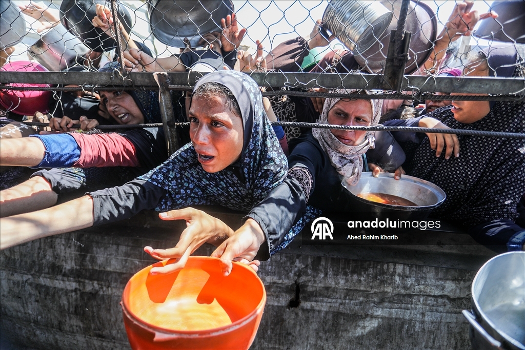 Gazze'de açlıkla mücadele eden Filistinlilere, yemek dağıtıldı