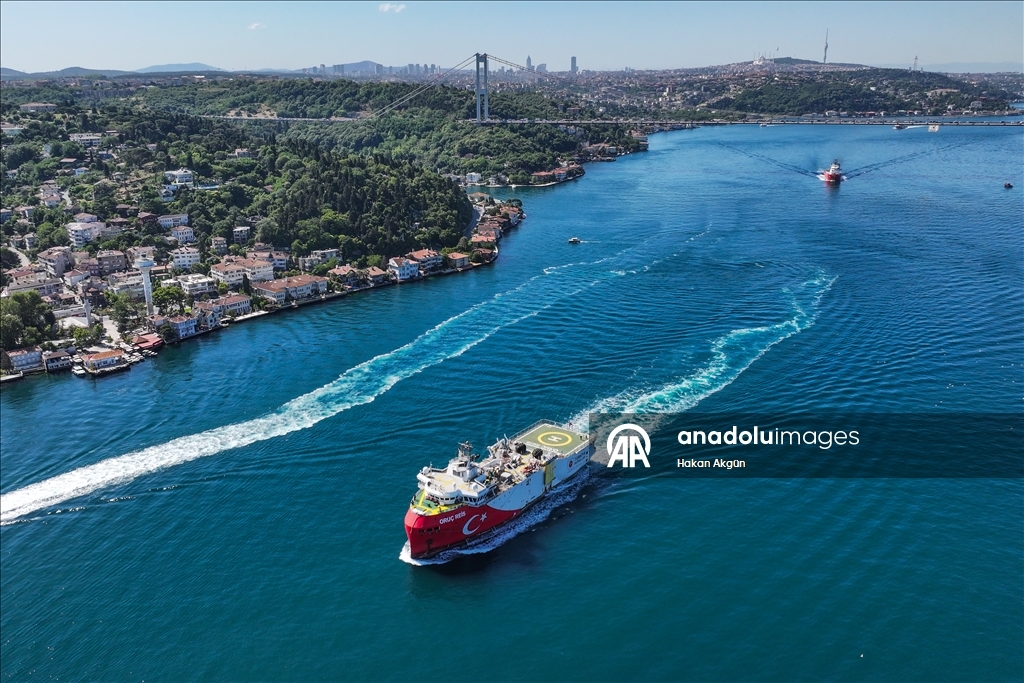 Somali'deki görevini tamamlayan Oruç Reis Sismik Araştırma Gemisi, İstanbul Boğazı'ndan geçiyor