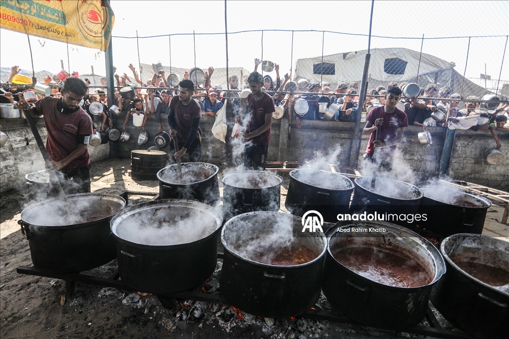 Gazze'de açlıkla mücadele eden Filistinlilere, yemek dağıtıldı