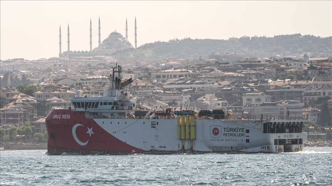 Somali'deki görevini tamamlayan Oruç Reis Sismik Araştırma Gemisi, İstanbul Boğazı'ndan geçiyor