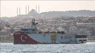 Somali'deki görevini tamamlayan Oruç Reis Sismik Araştırma Gemisi, İstanbul Boğazı'ndan geçiyor