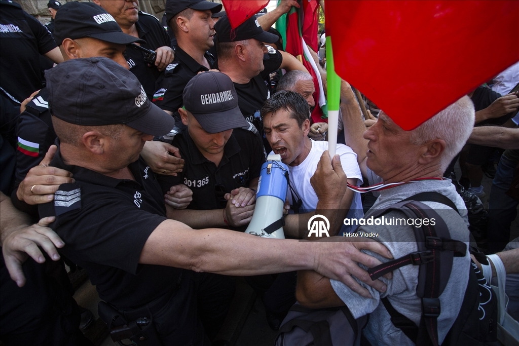 Sofya'da hükümet karşıtı protesto sırasında polisle göstericiler arasında arbede yaşandı