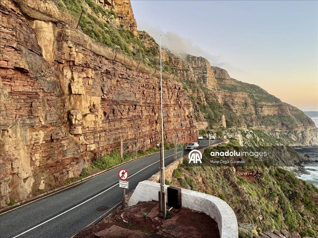 Masa Dağı'nın Atlantik'e açılan yamaçlarında ikonik bir sahil yolu: Chapman's Peak