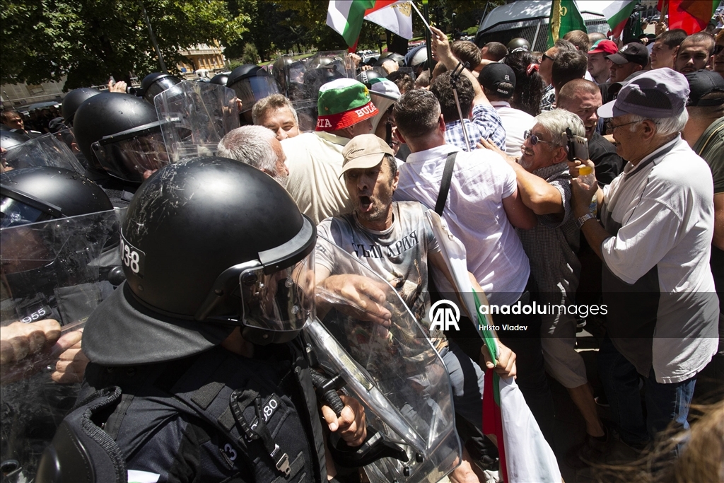 Sofya'da hükümet karşıtı protesto sırasında polisle göstericiler arasında arbede yaşandı