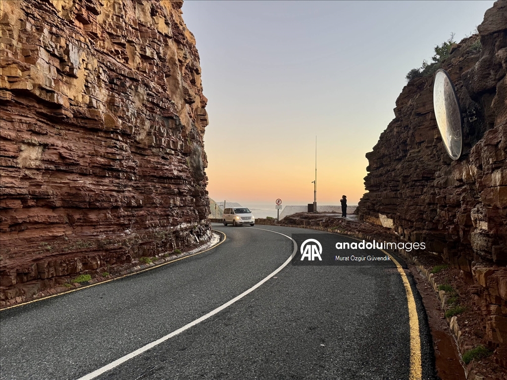 Masa Dağı'nın Atlantik'e açılan yamaçlarında ikonik bir sahil yolu: Chapman's Peak