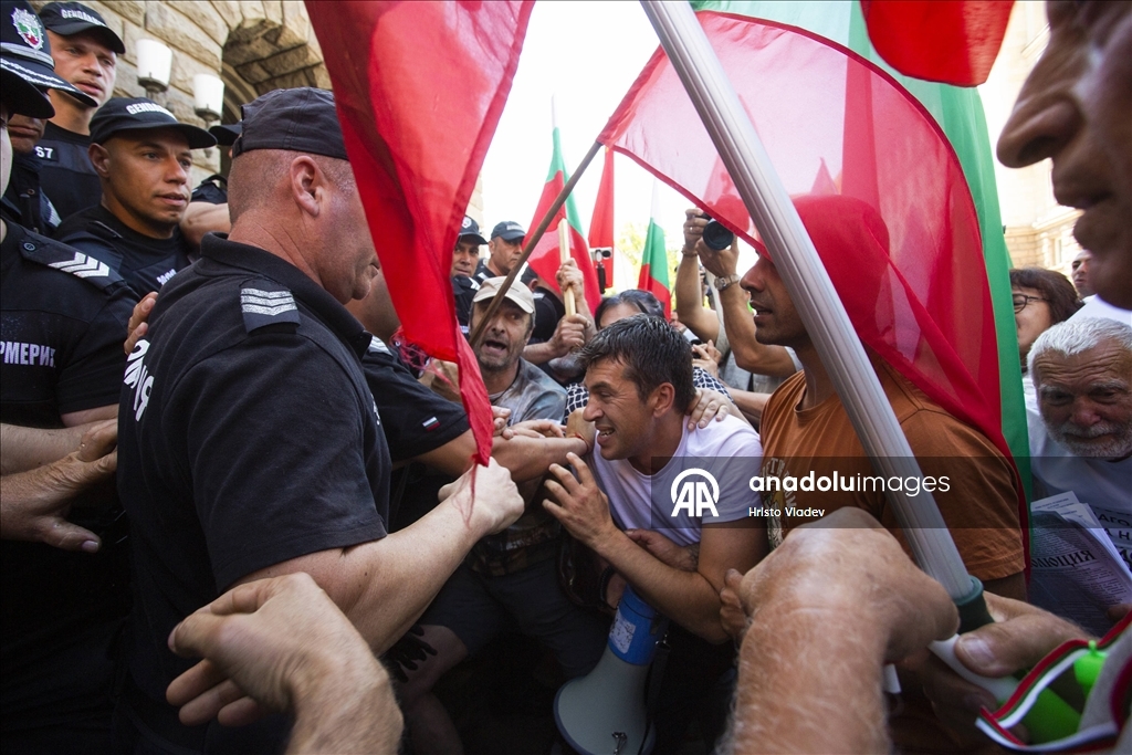 Sofya'da hükümet karşıtı protesto sırasında polisle göstericiler arasında arbede yaşandı