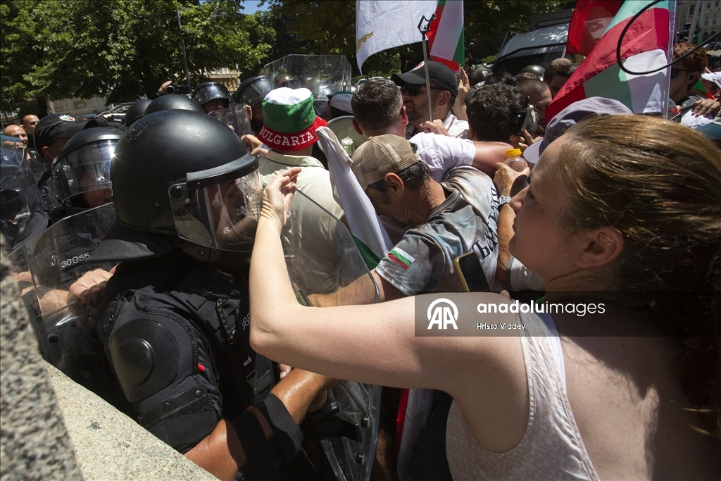 Sofya'da hükümet karşıtı protesto sırasında polisle göstericiler arasında arbede yaşandı