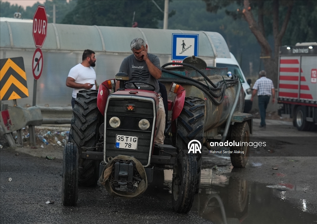İzmir'in Buca ilçesindeki orman yangınına müdahale ediliyor