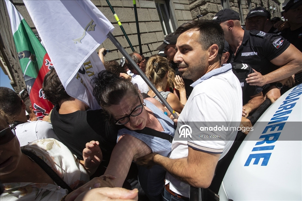 Sofya'da hükümet karşıtı protesto sırasında polisle göstericiler arasında arbede yaşandı