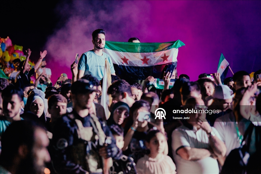 السوريون يحتفلون بإطلاق الهوية البصرية الجديدة للدولة