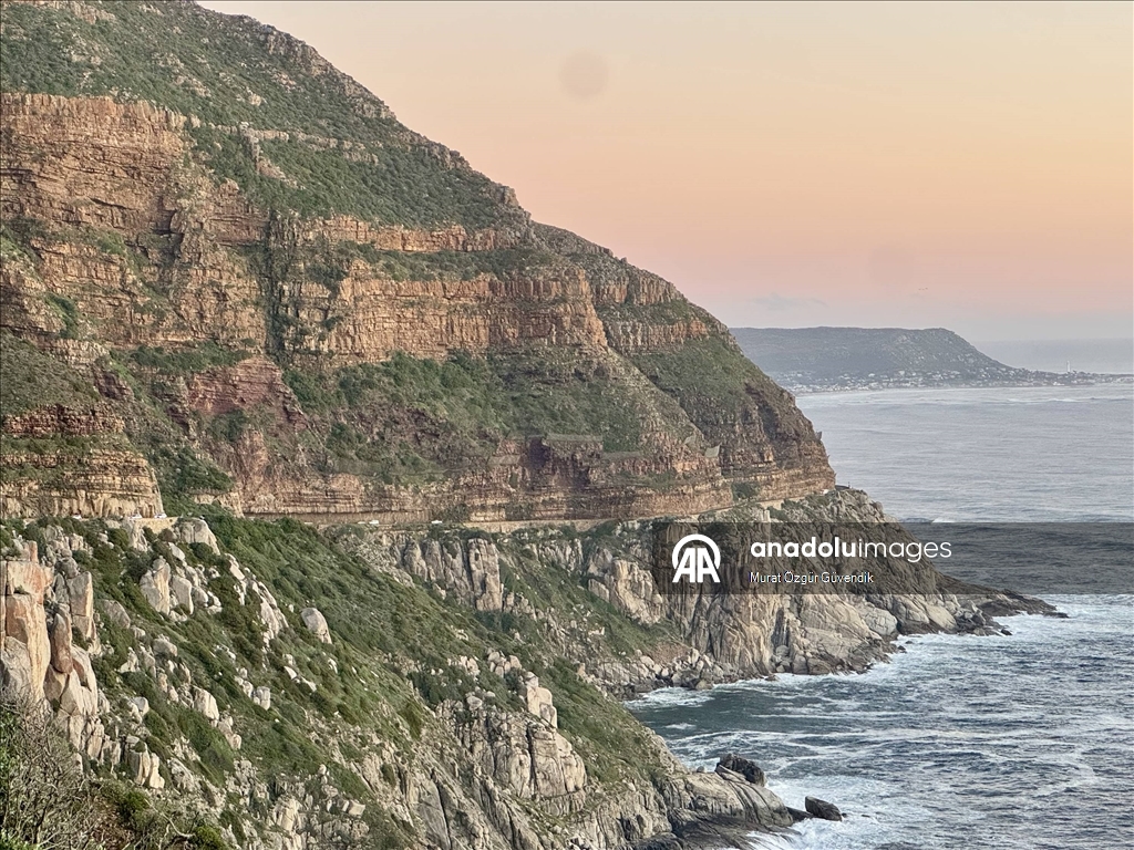 Masa Dağı'nın Atlantik'e açılan yamaçlarında ikonik bir sahil yolu: Chapman's Peak