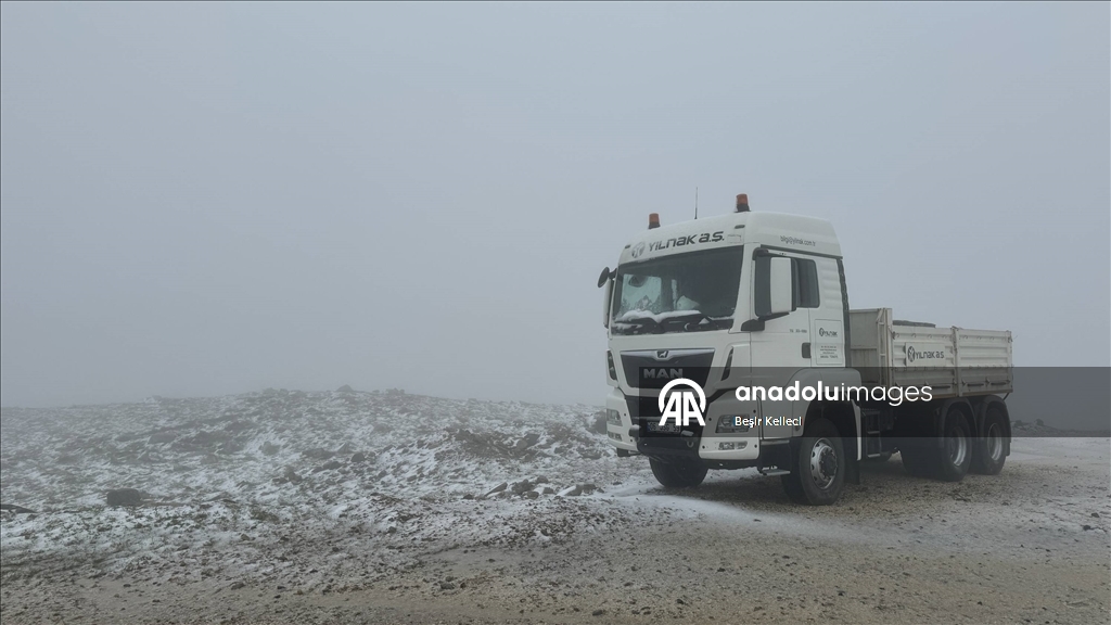 Bayburt'un yüksek kesimlerinde temmuzda kar yağdı