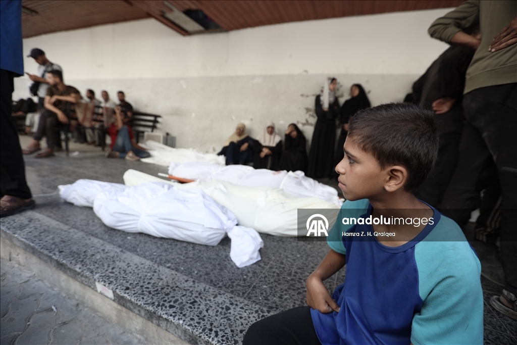 İsrail, Gazze'de yerinden edilen Filistinlilerin sığındığı okula saldırdı