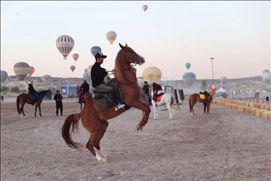 سحر كبادوكيا يتجلى على صهوات الخيول ومناطيد السماء