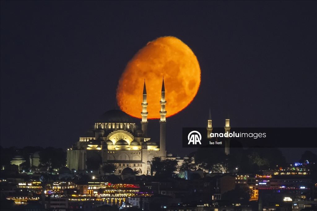 İstanbul'da Ay