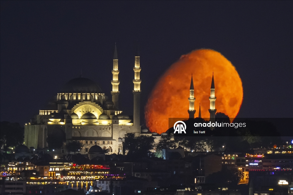 İstanbul'da Ay