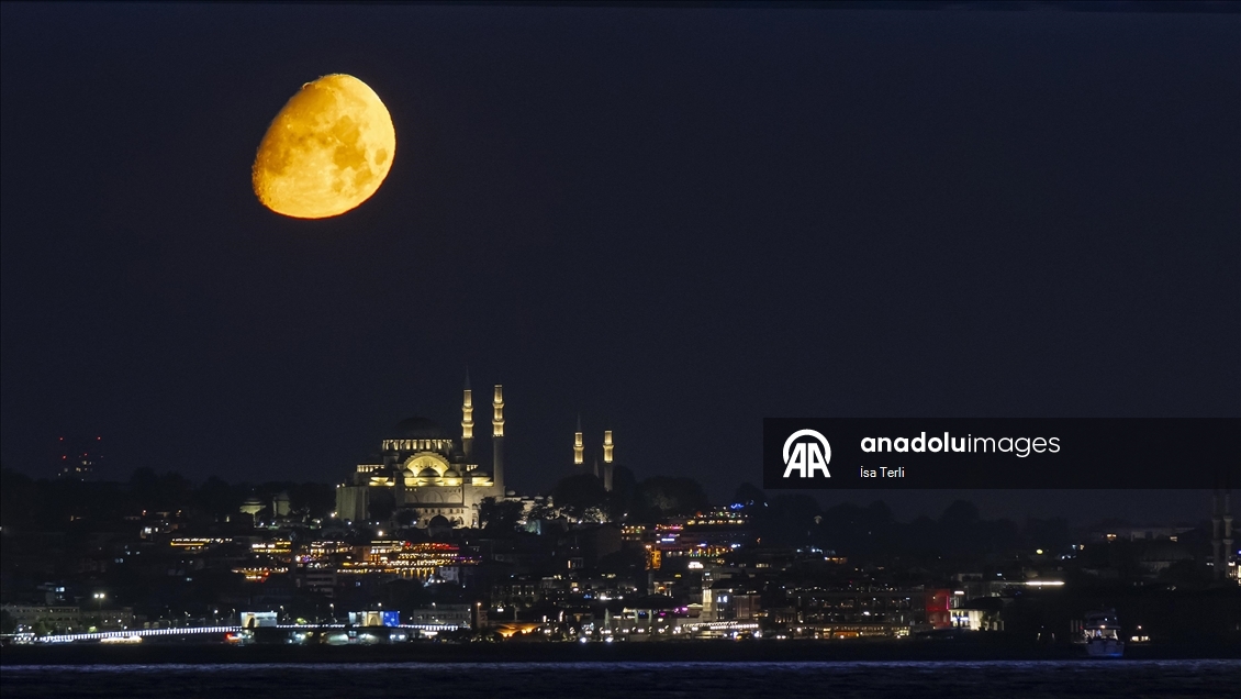 İstanbul'da Ay