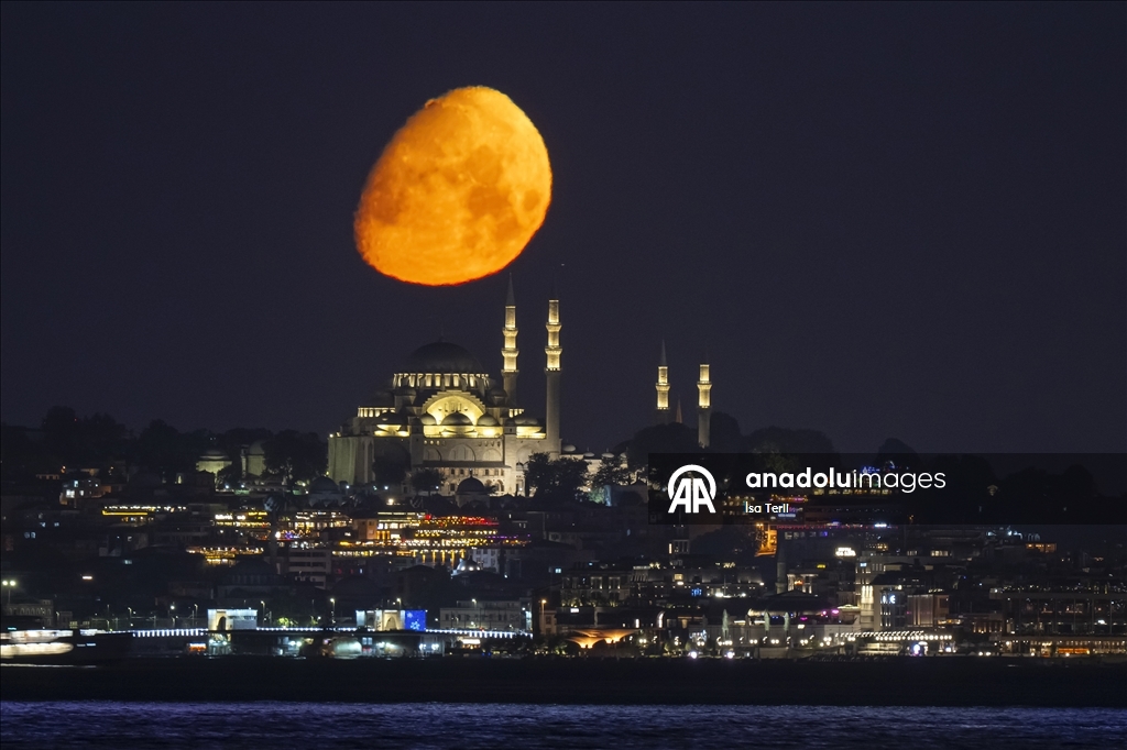 İstanbul'da Ay