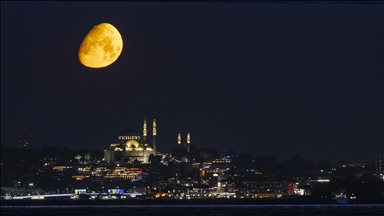İstanbul'da Ay