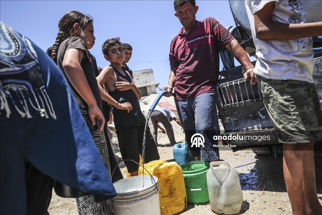 İsrail saldırıları altındaki Gazze'de su krizi devam ediyor.