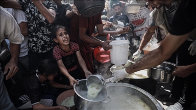 İsrail saldırısı ve ambargosu altındaki Gazze’deki Filistinlilere yemek dağıtıldı