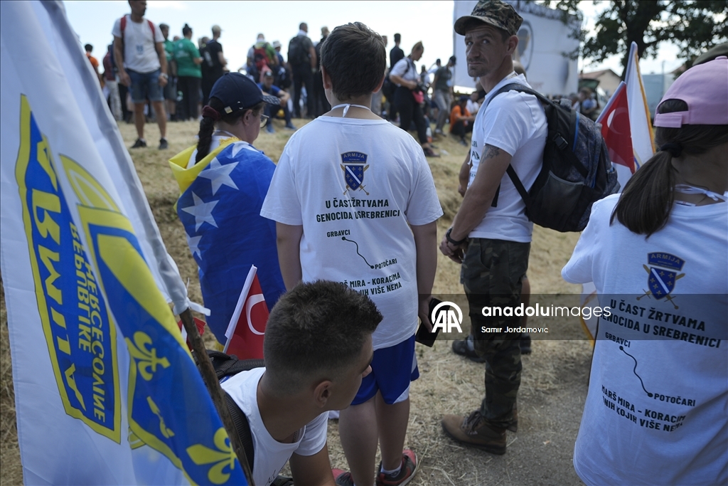 Krenuo "Marš mira": Hiljade ljudi odaju počast žrtvama genocida u Srebrenici