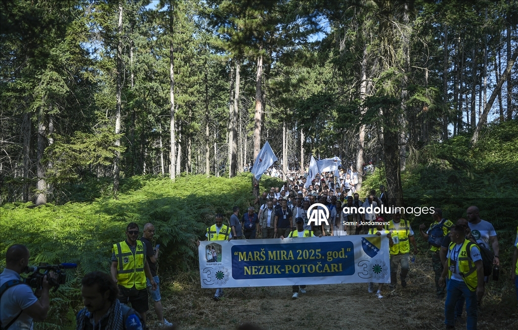Krenuo "Marš mira": Hiljade ljudi odaju počast žrtvama genocida u Srebrenici