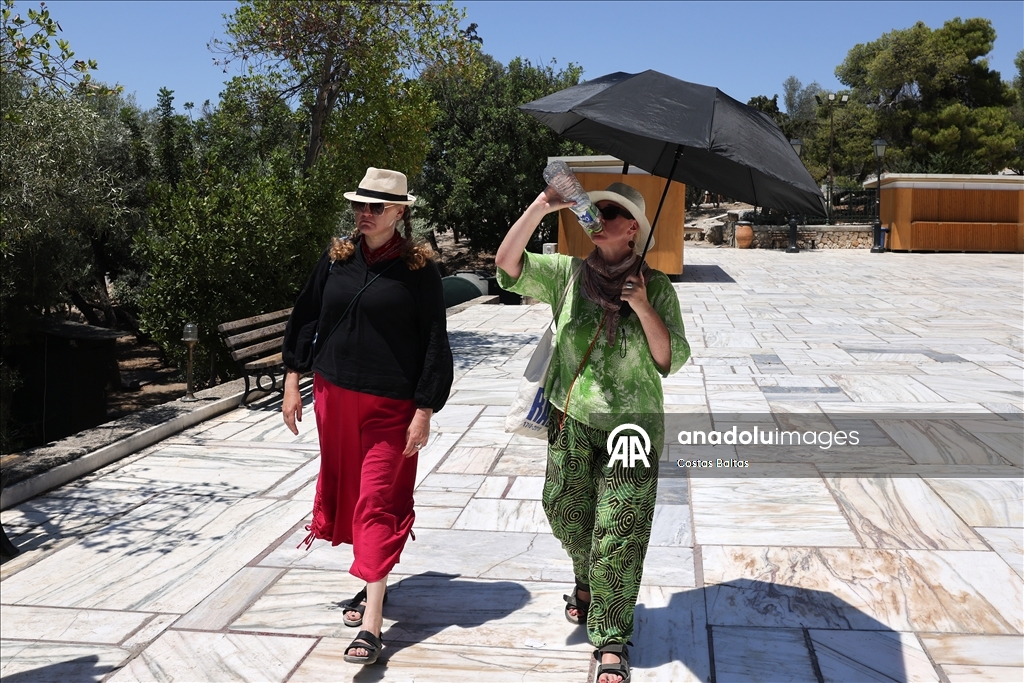 Atina'da sıcak hava dalgası etkili oldu