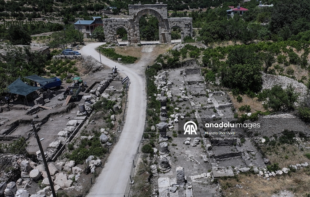 Uzuncaburç Antik Kenti'nde 1600 yıllık olduğu değerlendirilen terazi seti bulundu