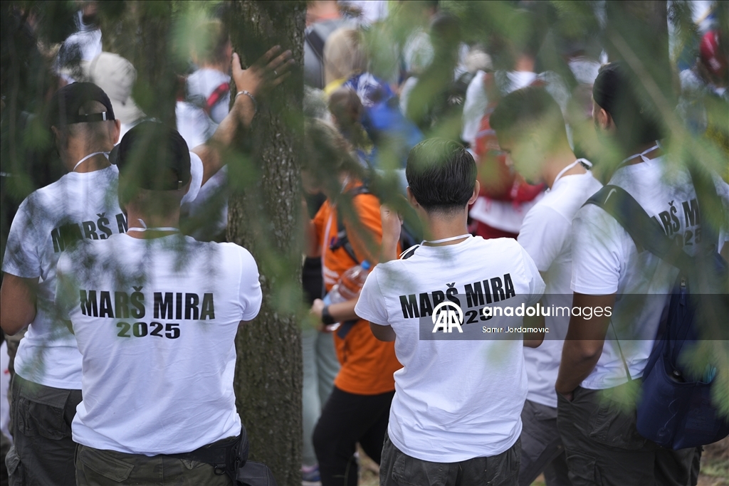 Krenuo "Marš mira": Hiljade ljudi odaju počast žrtvama genocida u Srebrenici