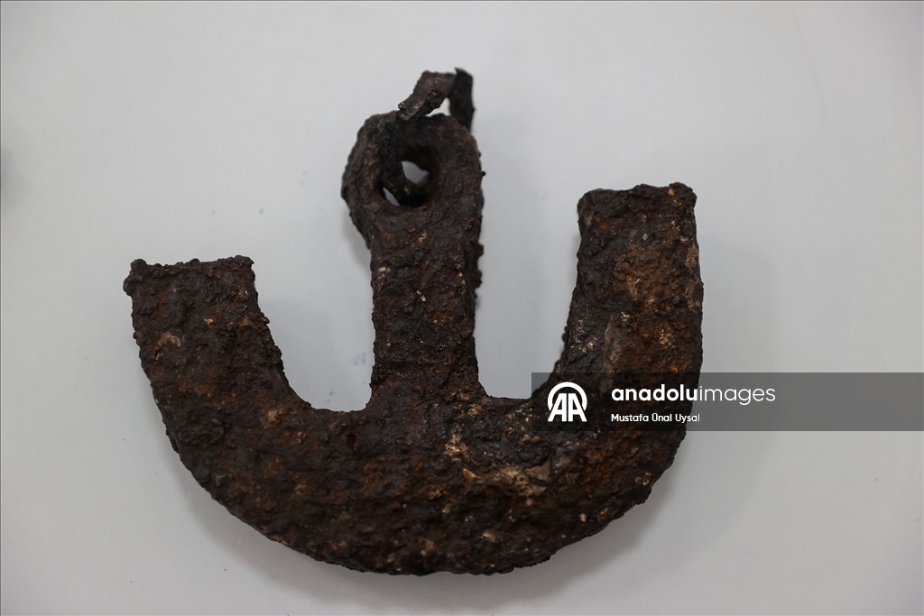 Uzuncaburç Antik Kenti'nde 1600 yıllık olduğu değerlendirilen terazi seti bulundu