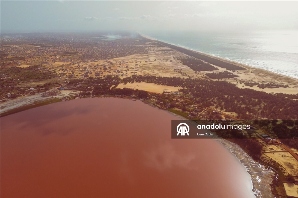 Senegal'de aşırı yağışlar nedeniyle yeşillenen Pembe Göl sonunda rengine kavuştu