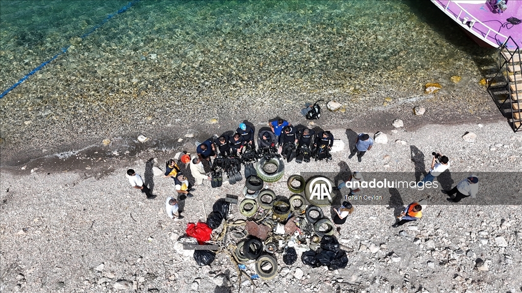 Dalgıçlar farkındalık oluşturmak için Van Gölü'nde dip temizliği yaptı