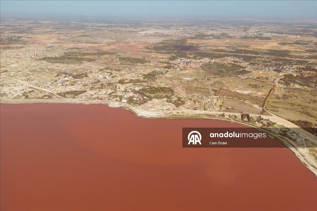 Senegal'de aşırı yağışlar nedeniyle yeşillenen Pembe Göl sonunda rengine kavuştu