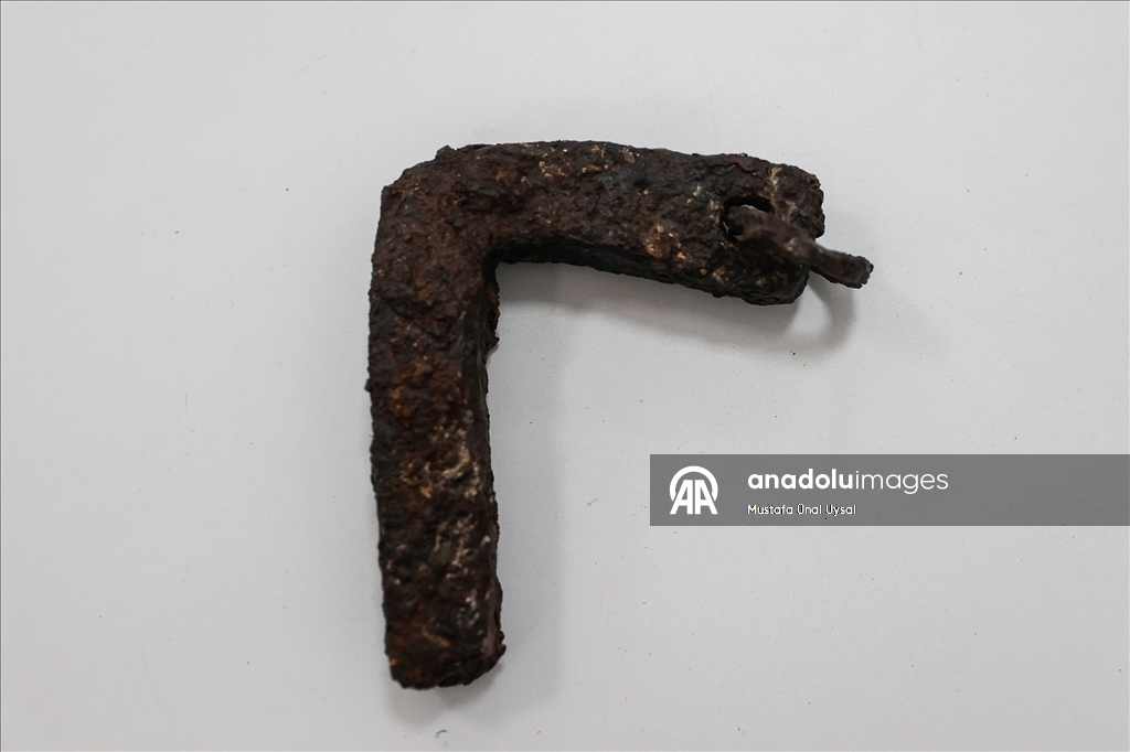 Uzuncaburç Antik Kenti'nde 1600 yıllık olduğu değerlendirilen terazi seti bulundu