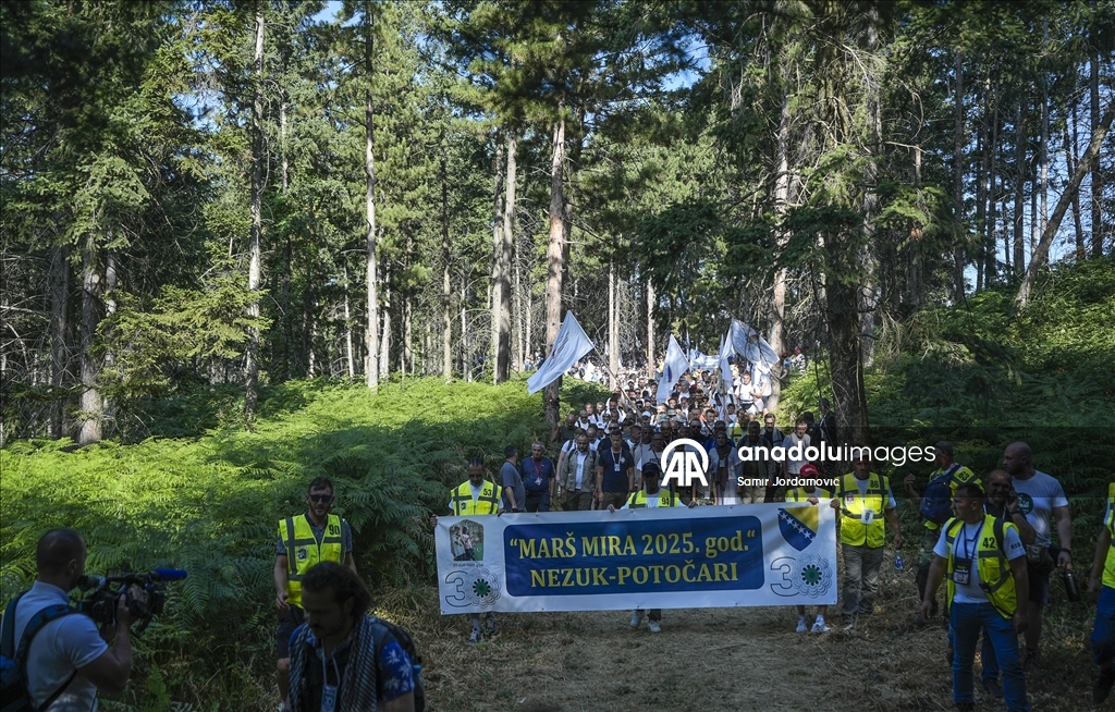 Krenuo "Marš mira": Hiljade ljudi odaju počast žrtvama genocida u Srebrenici