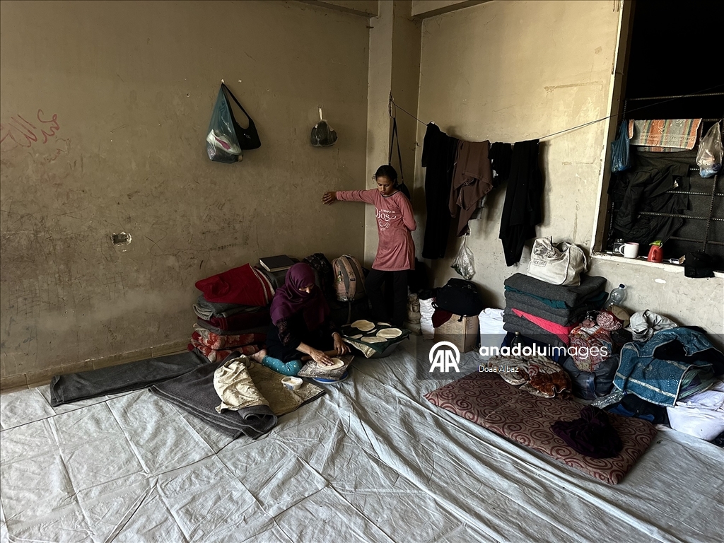 Gazze'de yerinden edilen Filistinliler, temel ihtiyaçların olmadığı sağlık merkezinde barınmaya çalışıyor
