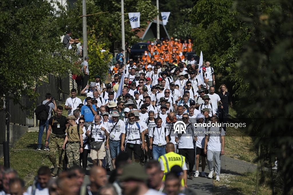 Krenuo "Marš mira": Hiljade ljudi odaju počast žrtvama genocida u Srebrenici