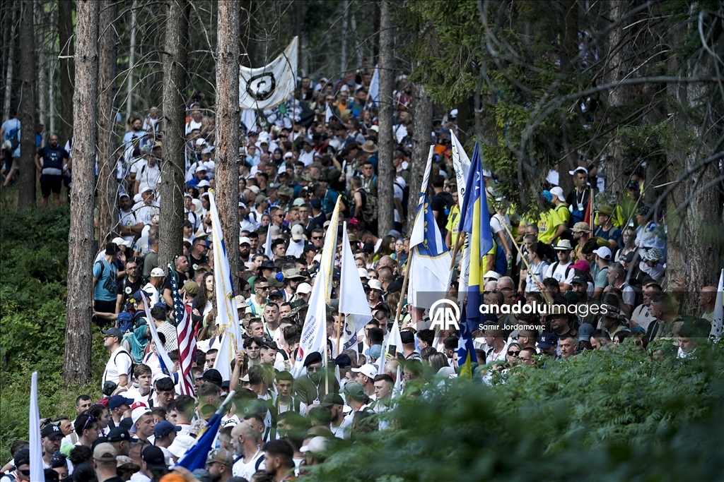 Krenuo "Marš mira": Hiljade ljudi odaju počast žrtvama genocida u Srebrenici